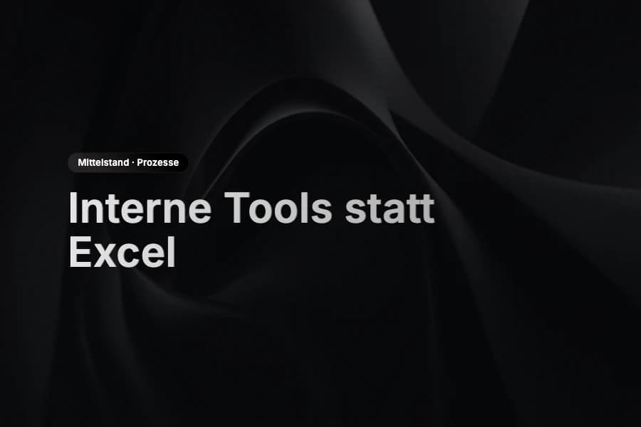 Prozessübersicht mit Tabellen, Freigaben und einem internen Tool-Dashboard als Gegenüberstellung