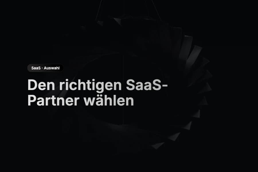 Gespräch zur Auswahl eines SaaS-Entwicklungspartners mit Angebotsunterlagen und Projektstruktur